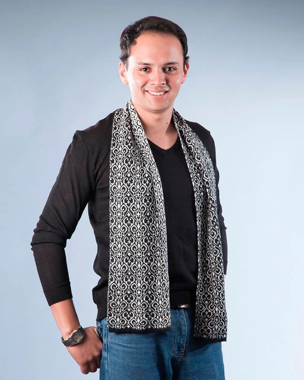 Modelo con chalina de jacquard en blanco y negro.