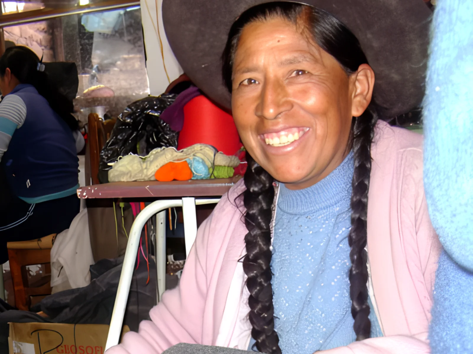 Una tejedora de Awasqa Boni revisando una prenda de alpaca en el taller.