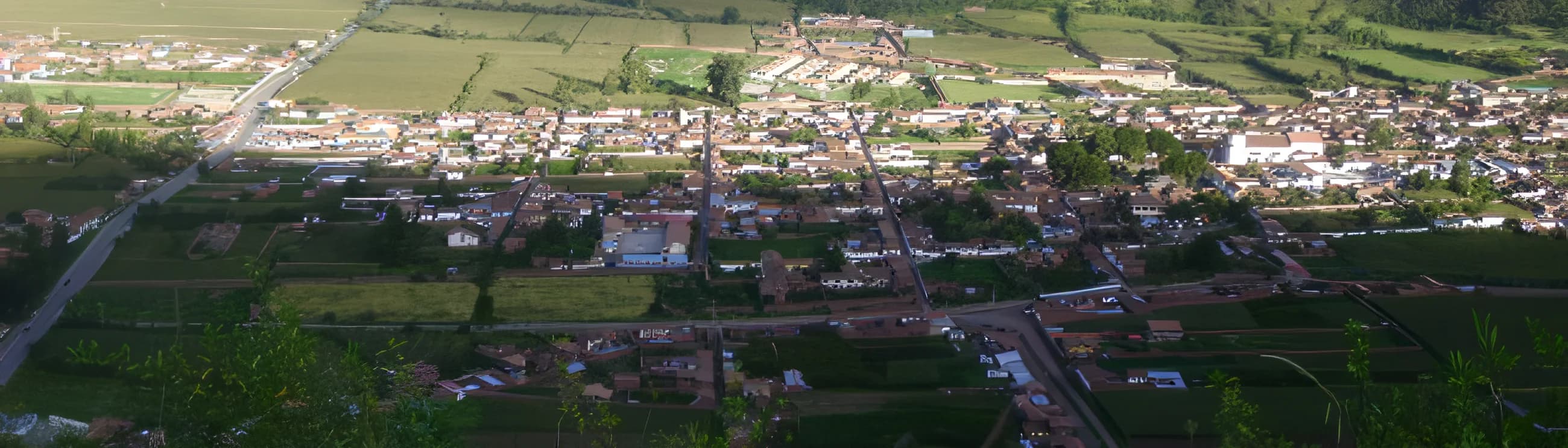 El valle de Andahuaylillas visto desde el cerro, con el pueblo entre las chacras.